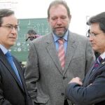 Rafael Piqueras, Constantino Sotoca y Francisco Jódar, ayer durante la inauguración del centro escolar