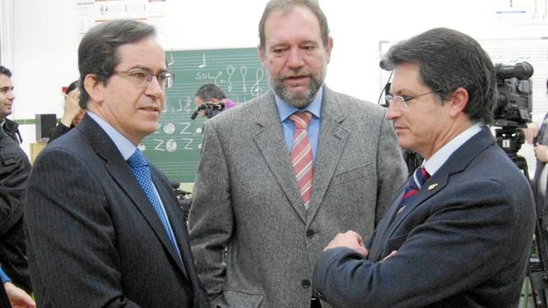 Rafael Piqueras, Constantino Sotoca y Francisco Jódar, ayer durante la inauguración del centro escolar