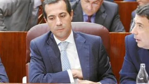 900.000 euros es la cifra de ingresos por los peajes en carreteras regionales, que estimó la entonces presidenta de la Comunidad, Esperanza Aguirre, en junio de este año cuando aprobó una modificación de los presupuestos para recortar 1.045 millones.