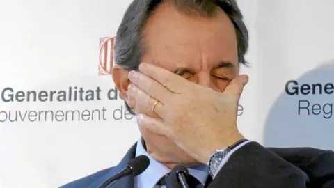 Mas se sometió en Bruselas a un exigente test, pero sus colaboradores se consolaron porque no perdió la cara ni usó el pañuelo para secarse el sudor