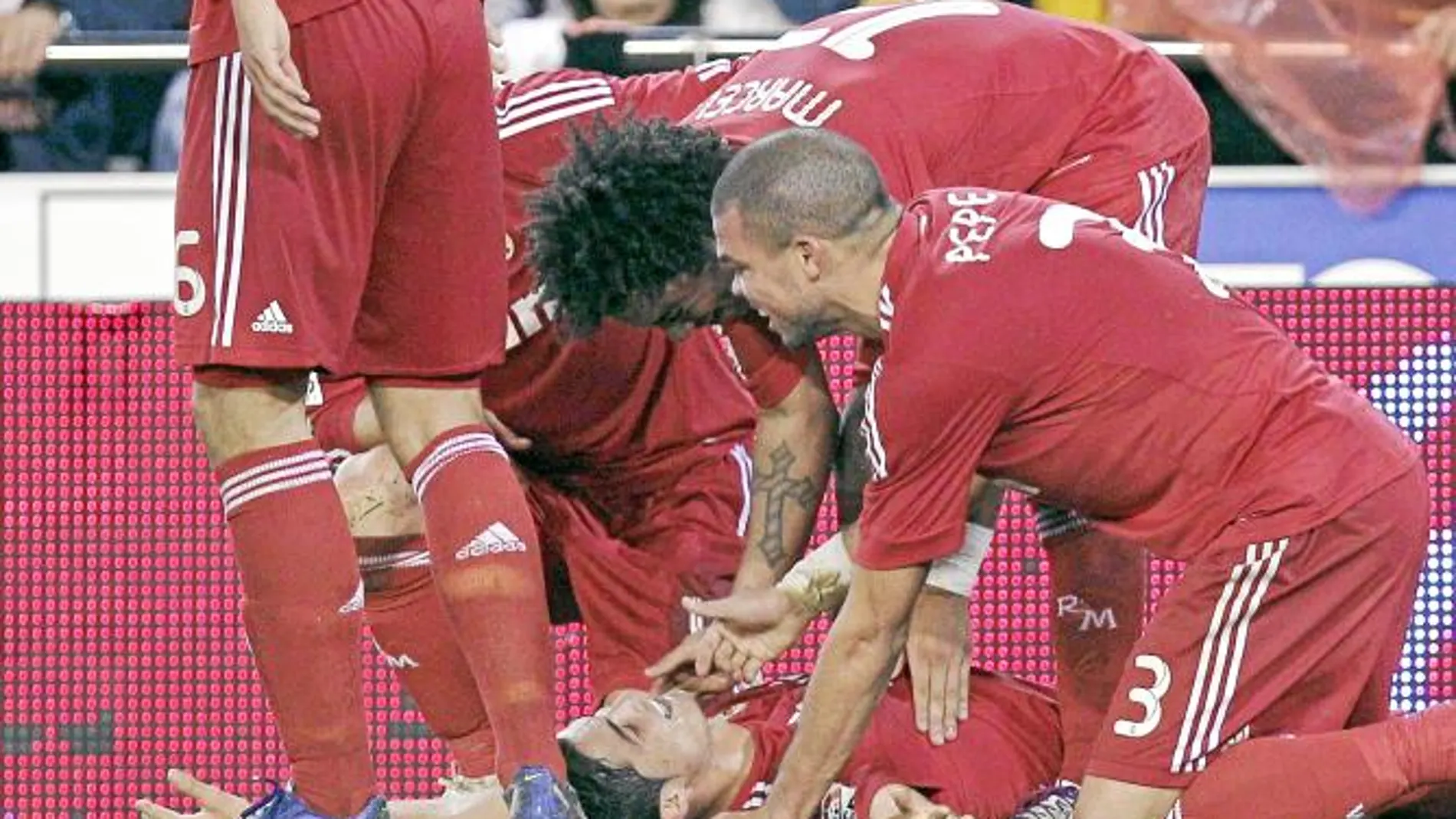 Cristiano Ronaldo, en el suelo, celebra con sus compañeros el 1-3, obra suya