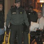 La Policía saca un cuerpo de la vivienda en Castellar