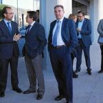 El presidente del Partido Popular de Lorca, Francisco Jódar conversa con el consejero Salvador Marín (izquierda)