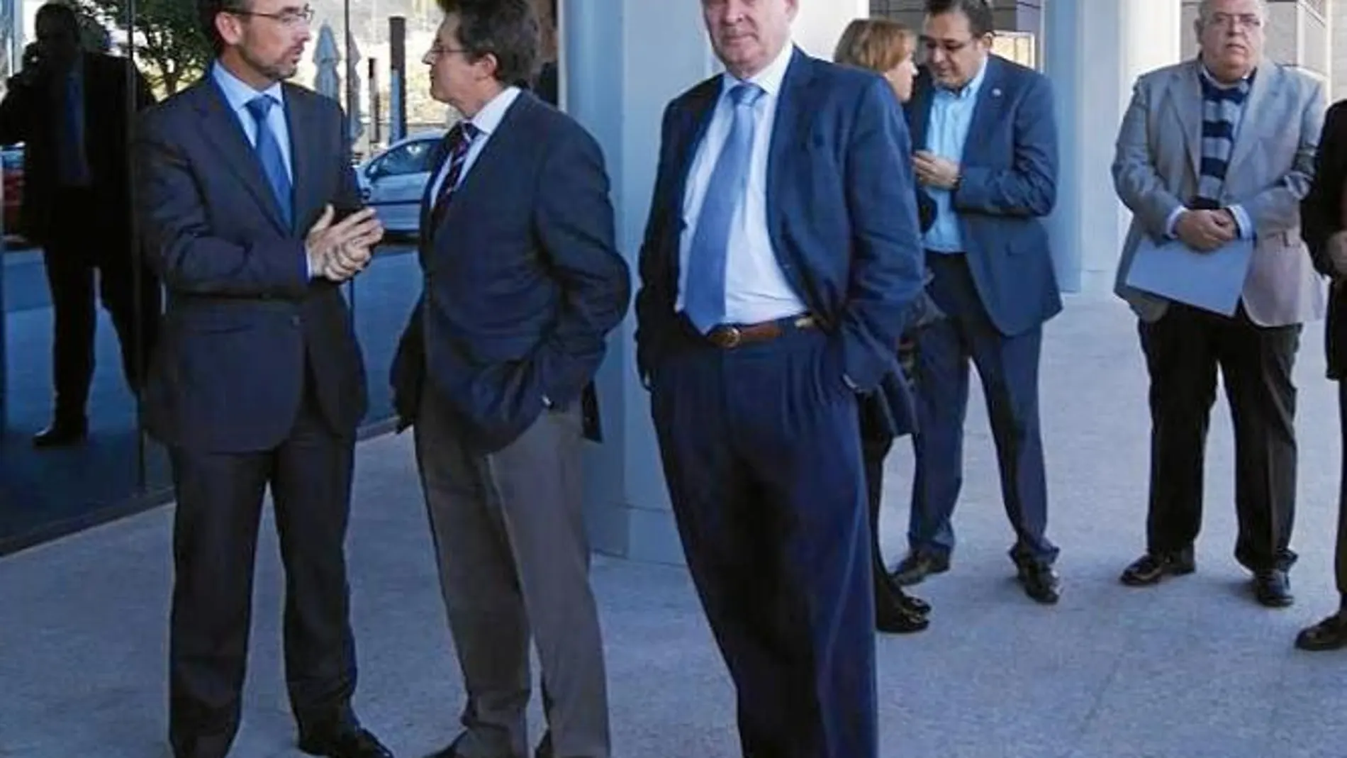 El presidente del Partido Popular de Lorca, Francisco Jódar conversa con el consejero Salvador Marín (izquierda)