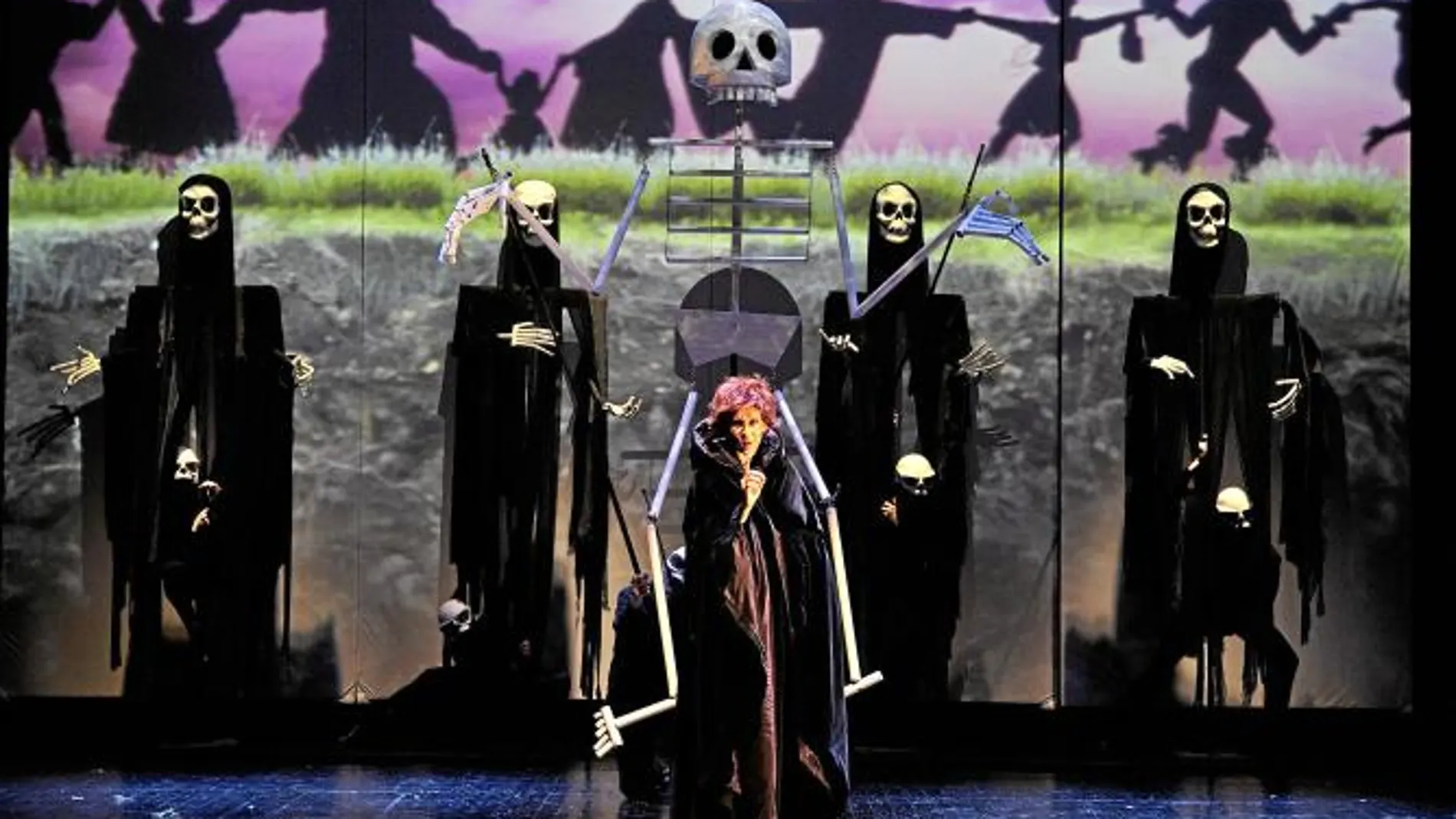 Escena de «Perséfone», con Àngels Gonyalons rodeada de esqueletos y una danza de la muerte al fondo