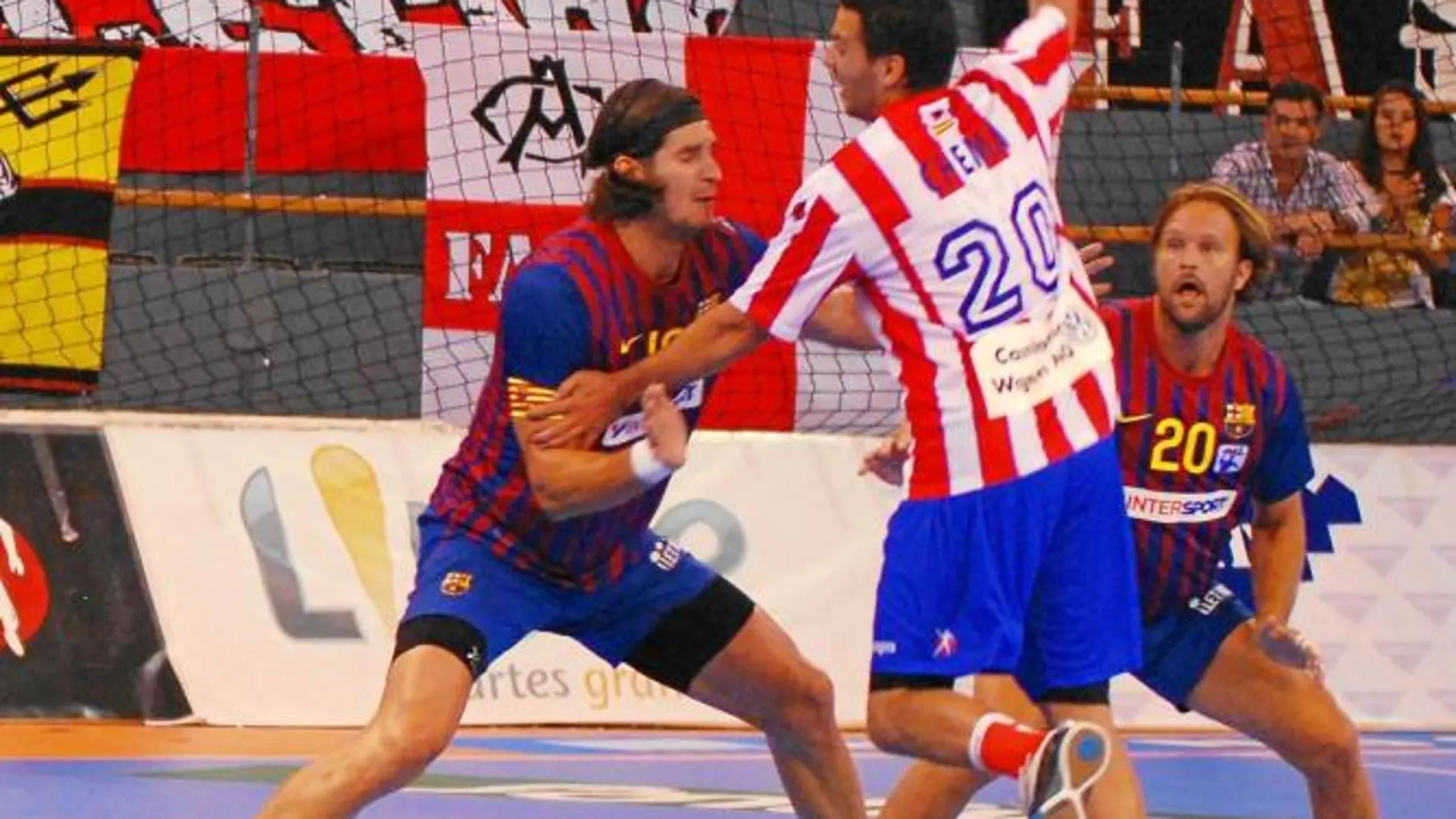 Chema Rodríguez intenta disparar a puerta ante la oposición de dos defensores del Barcelona. Los azulgrana maniataron al Atlético