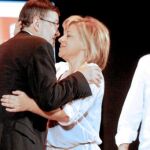 Joaquim Puig y Elena Valenciano se abrazan en el escenario de la jornada sobre El modelo Socialdemócrata