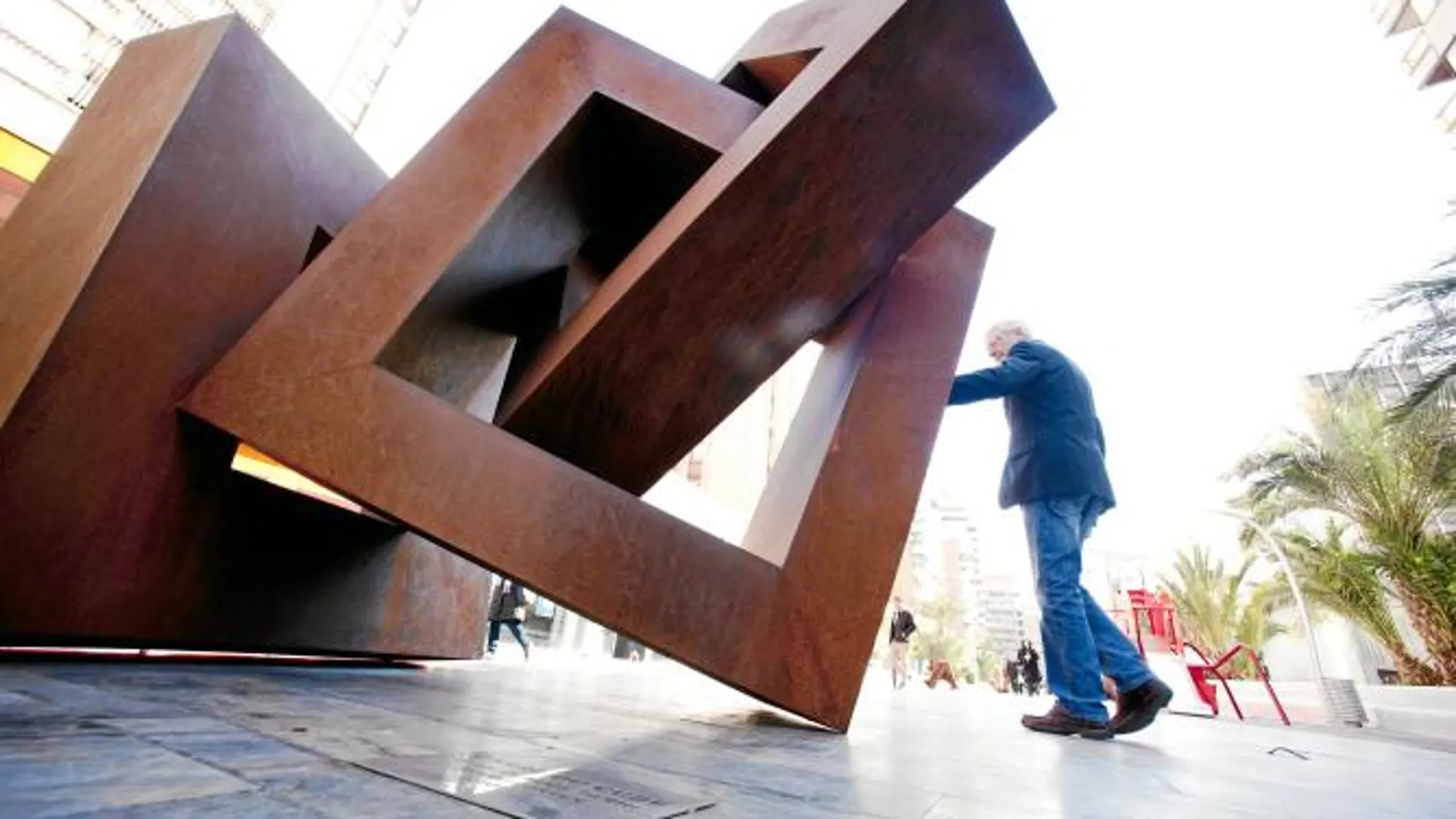 Esculturas de gran formato de Farhi embellecen la avenida de la Libertad
