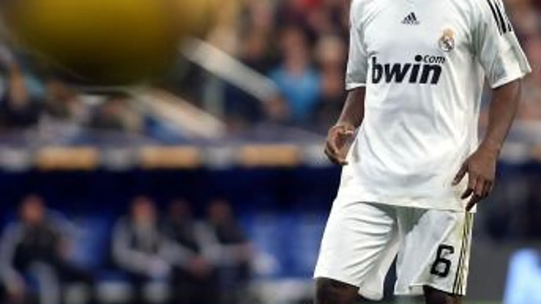 La UEFA rechaza la petición del Real Madrid de inscribir a Lass y Huntelaar