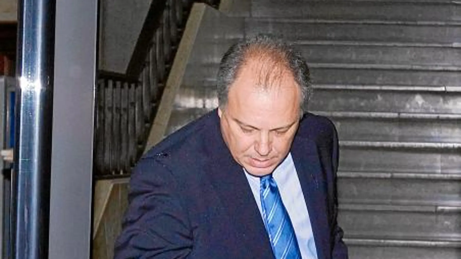 El abogado de Fernando Mellet, José Manuel Carrión, a su entrada ayer en la Audiencia Provincial para la constitución del jurado