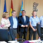 El conseller y los representantes sindicales, ayer tras la firma del acuerdo