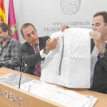 El concejal de Infraestructuras (centro) informa sobre las actuaciones