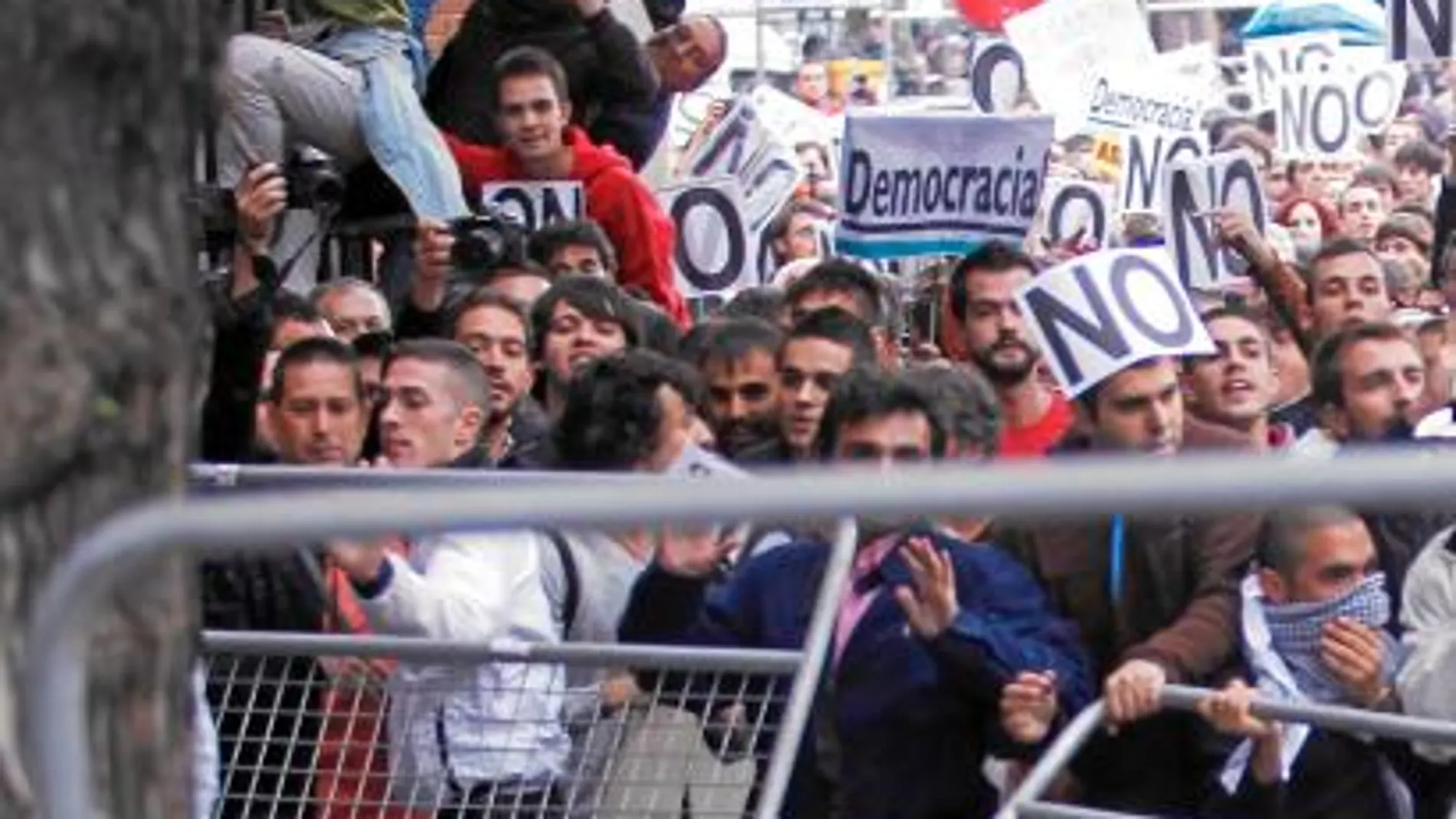 Los manifestantes intentaron «saltar las vallas de protección»