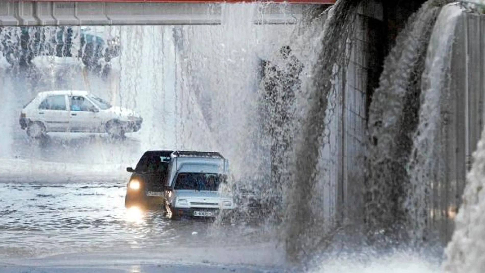 En la imagen, varios vehículos atrapados en un túnel en Alicante en el año 2002