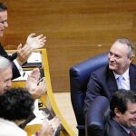 El portavoz del PP, Jorge Bellver, aplaude a Fabra tras un intervención en la sesión de control