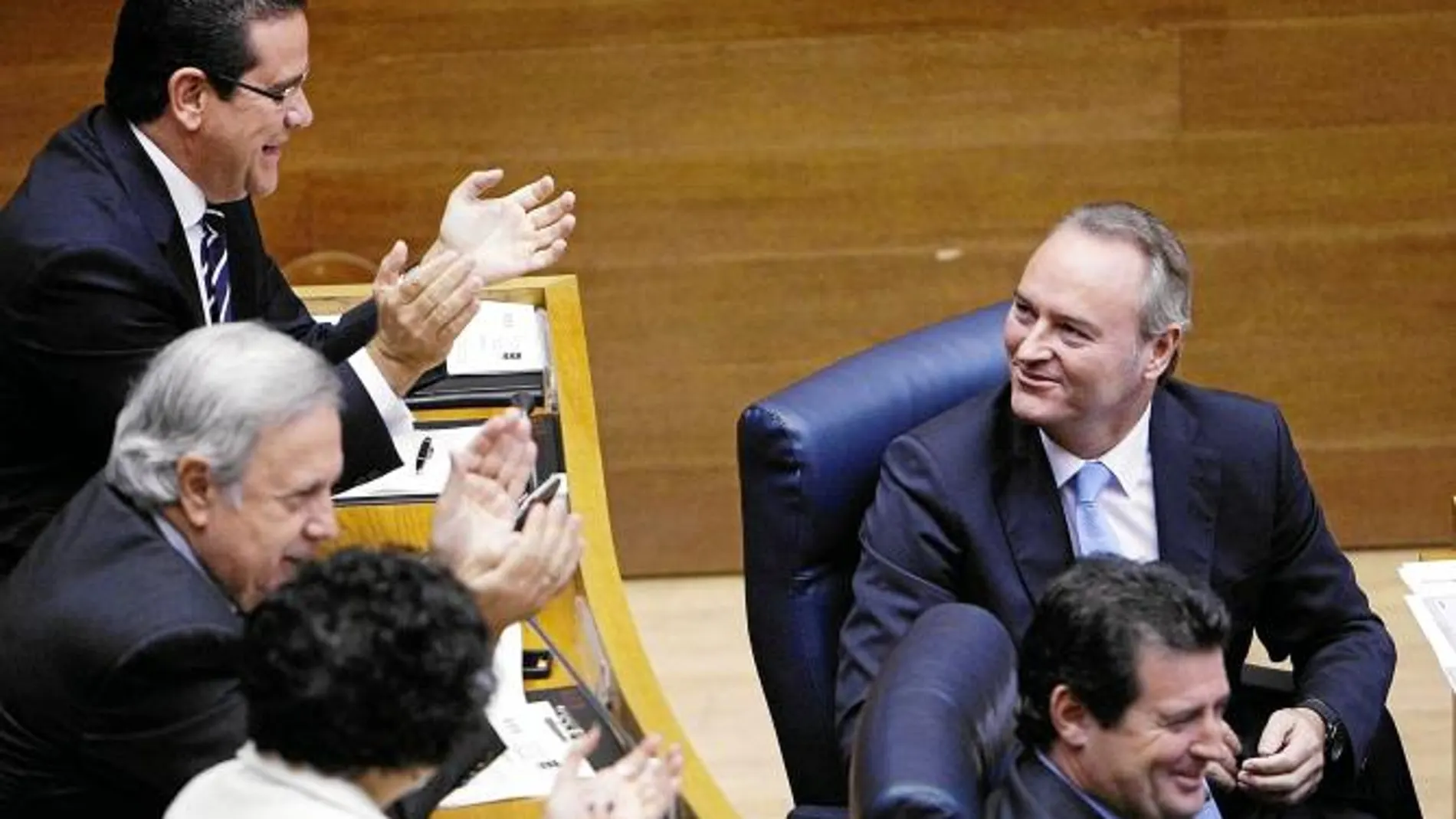 El portavoz del PP, Jorge Bellver, aplaude a Fabra tras un intervención en la sesión de control