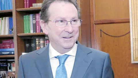 El consejero de Justicia, Emilio de Llera, afirmó que la juez Alaya «sigue guapa» y que la Ciudad de la Justicia de Sevilla es ciencia ficción