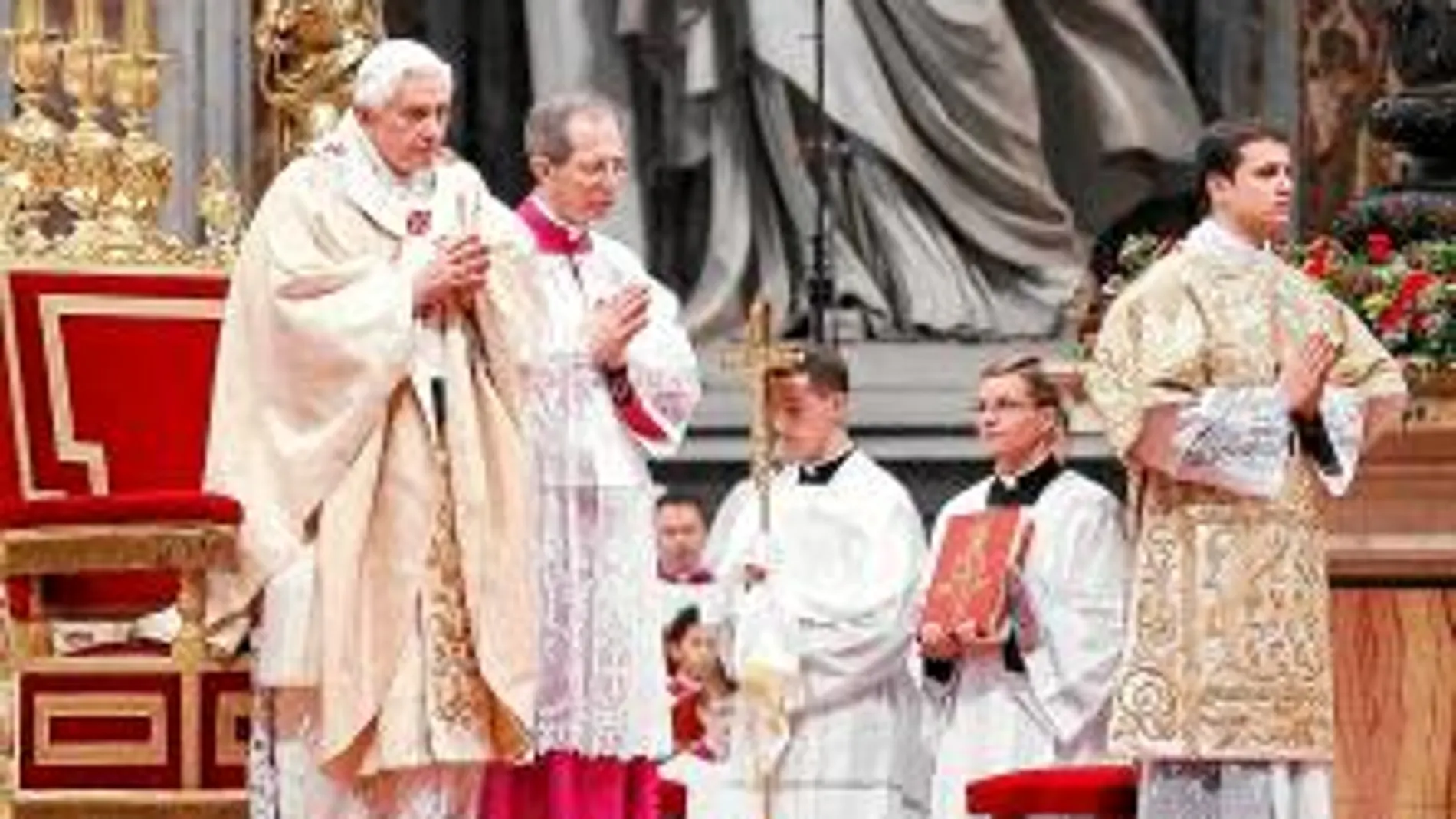 Benedicto XVI: «La Iglesia no vive por sí misma»