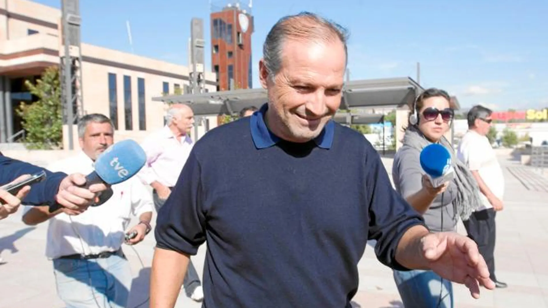 El ex alcalde de Ronda (Málaga), el socialista Antonio María Marín, acompañado de su abogado, sale en libertad bajo fianza del Palacio de Justicia