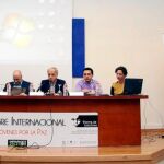 Representantes de Conselleria y la Fundación presentando los datos