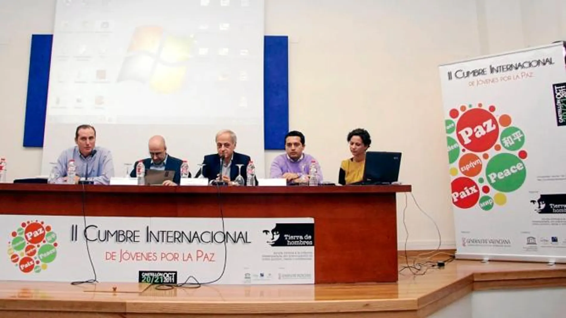Representantes de Conselleria y la Fundación presentando los datos