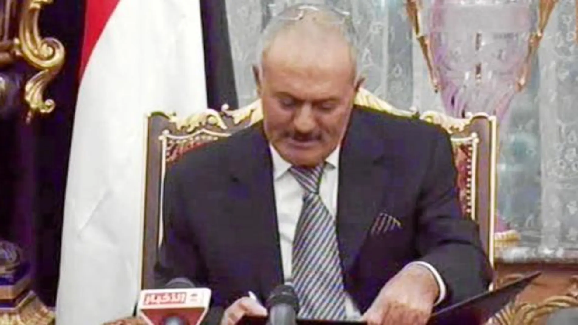 LA FIRMA. Saleh, ayer, al hacer efectiva su renuncia en Arabia Saudí