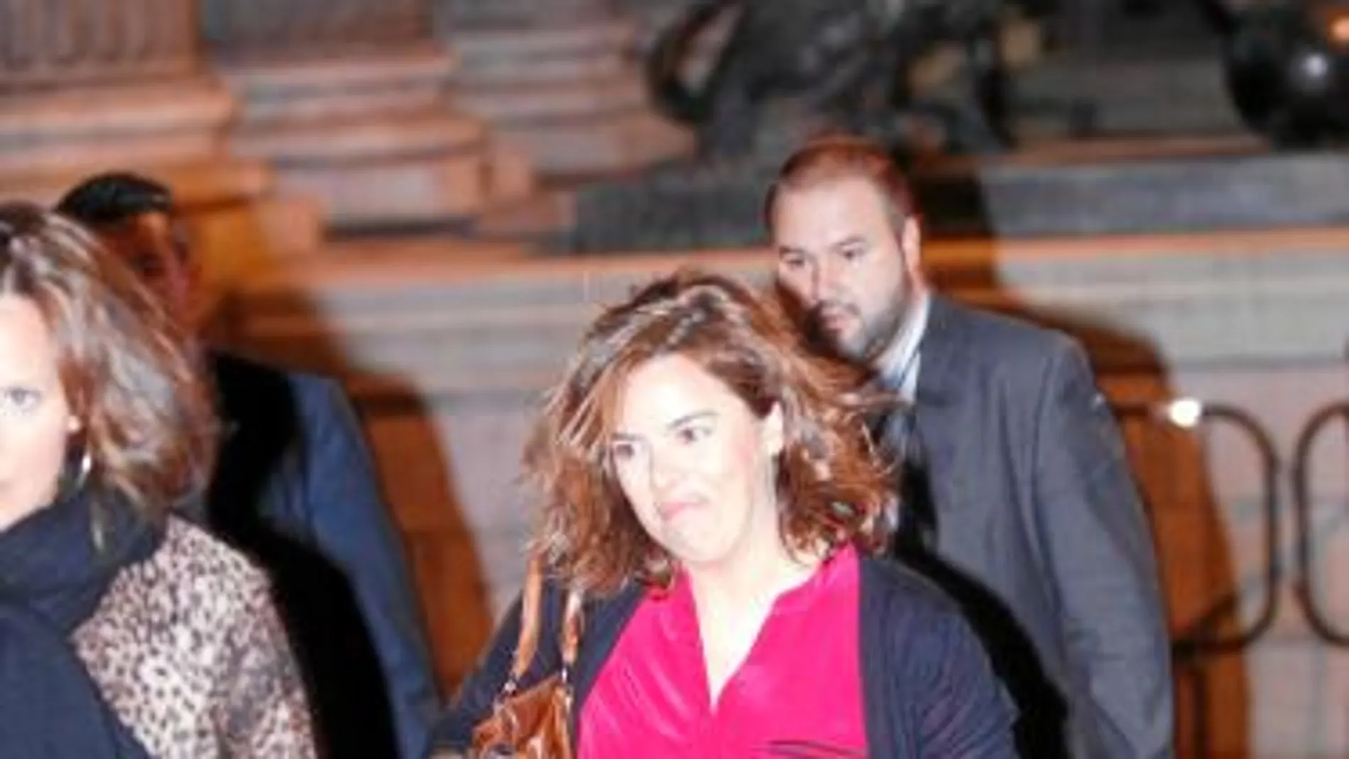 La vicepresidenta, Soraya Saénz de Santamaría, cruzó a pie desde el hotel Palace hasta el Congreso