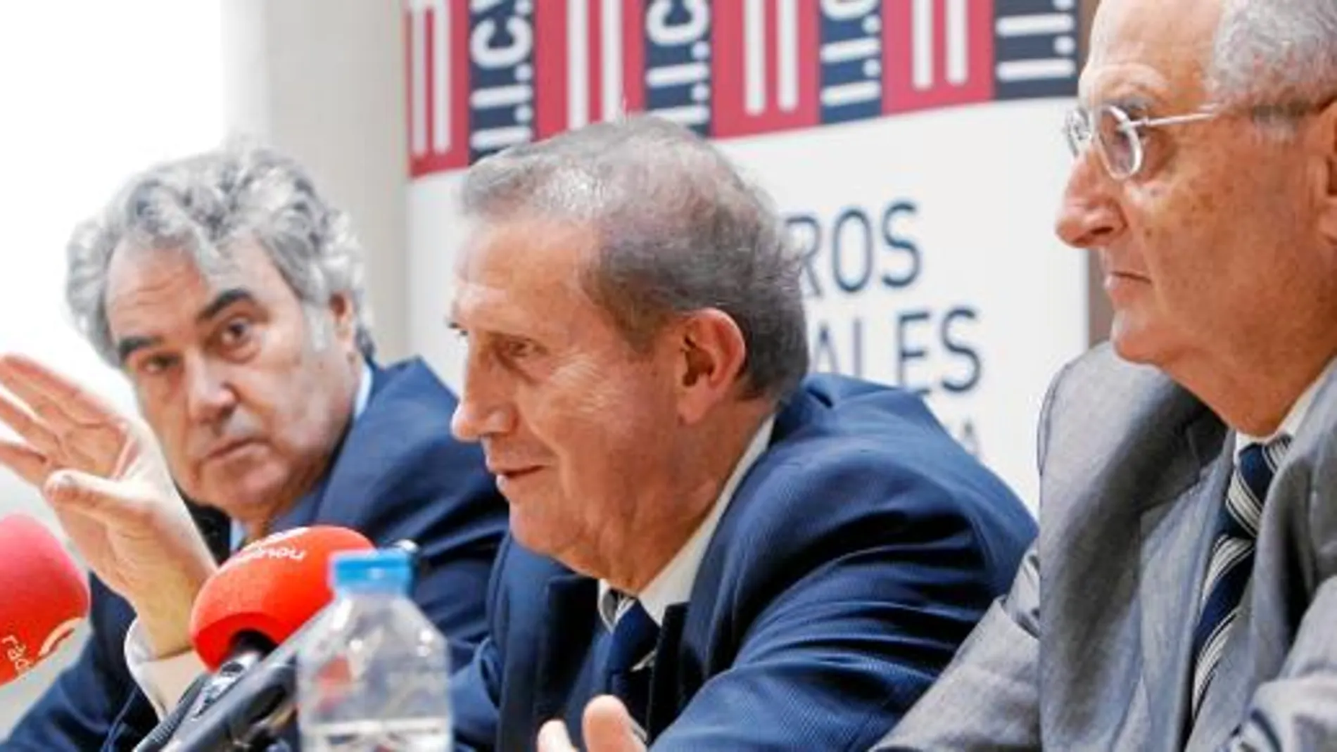 El secretario general de Ferrmed, Amorós, (en el medio) mantuvo una reunión de trabajo en el Colegio de Ingenieros
