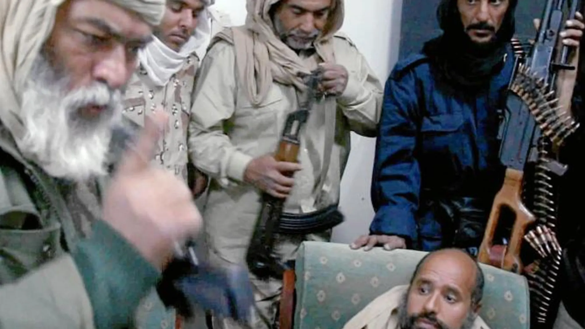 Saif Al Islam con la brigada de Zintan que le cazó vivo el sábado en el sur de Libia