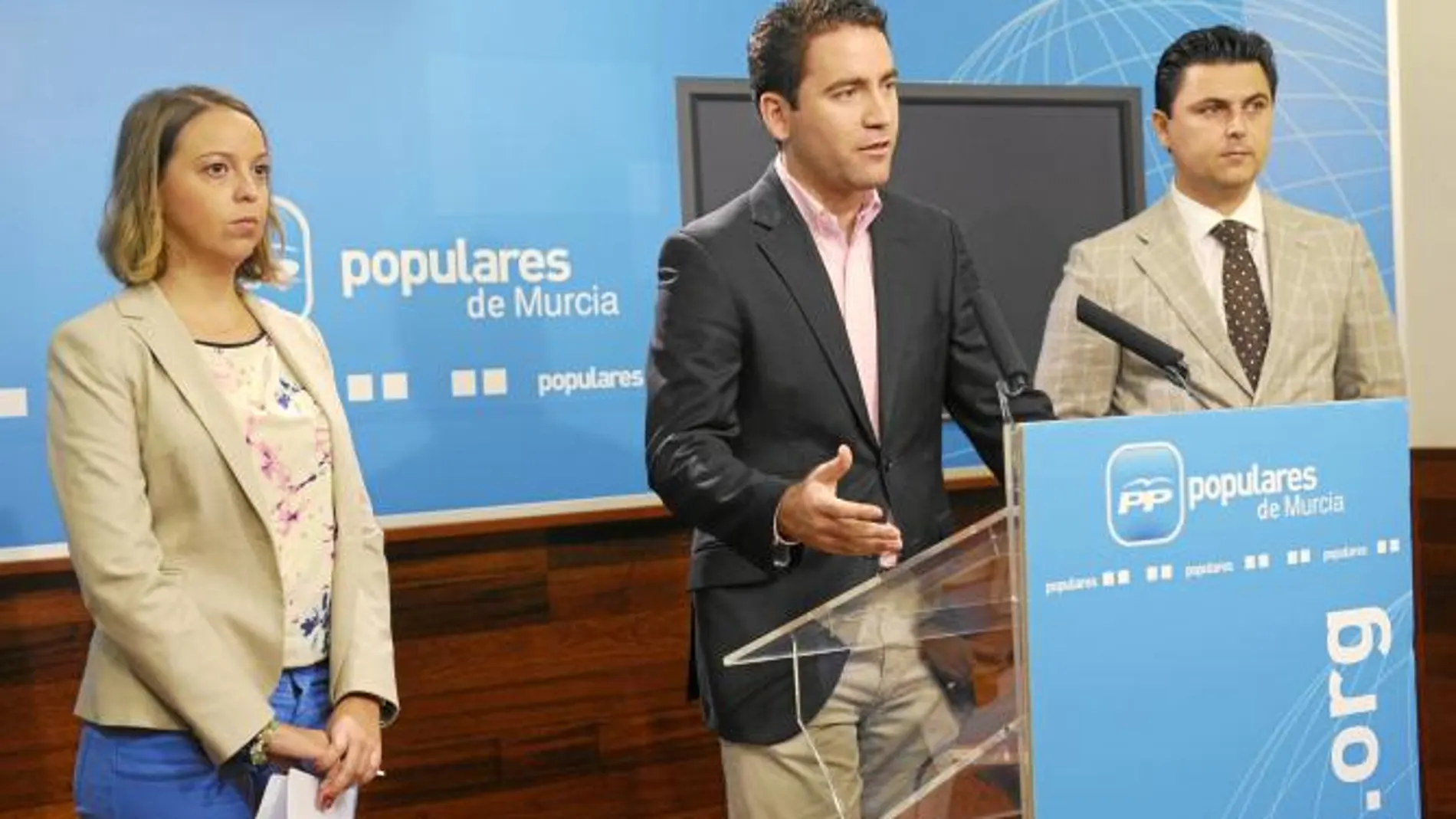 Inmaculada González, Teodoro García y José Miguel Luengo, en la presentación de la comisión