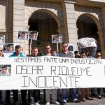 Familiares de Óscar Riquelme, en una de las protestas ante los juzgados