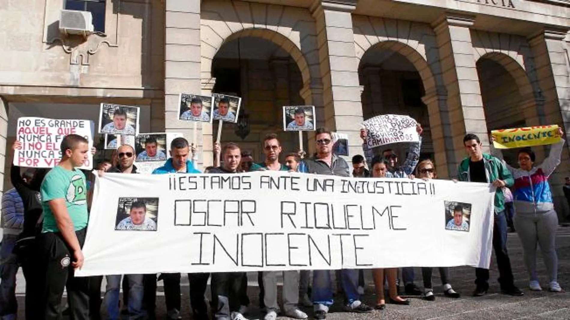 Familiares de Óscar Riquelme, en una de las protestas ante los juzgados