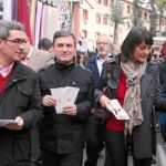 Ortiz, Saura y Veracruz, durante el recorrido que realizaron ayer para animar a los ciudadanos a que voten al PSOE