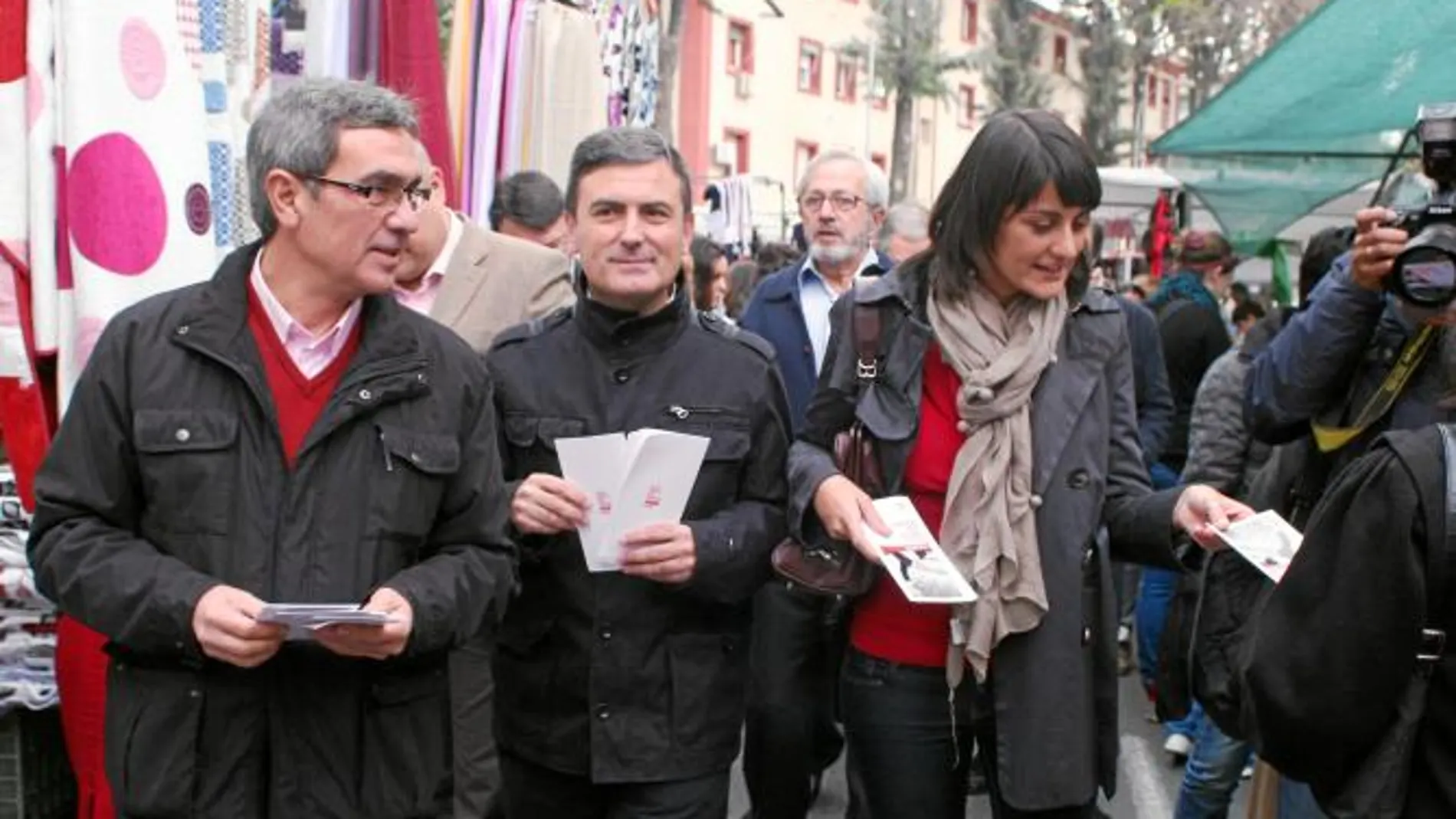 Ortiz, Saura y Veracruz, durante el recorrido que realizaron ayer para animar a los ciudadanos a que voten al PSOE