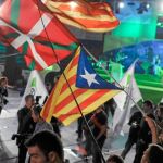 Seguidores de Bildu celebran ayer en Bilbao los resultados electorales de la izquierda abertzale ondeando banderas independentistas catalanas
