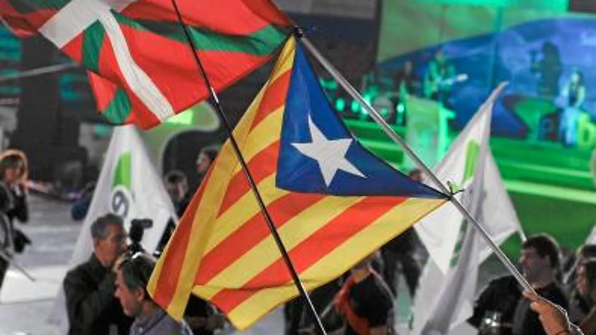 Seguidores de Bildu celebran ayer en Bilbao los resultados electorales de la izquierda abertzale ondeando banderas independentistas catalanas