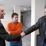 El secretario provincial del PSOE, Mario Bedera, saluda al subdelegado del Gobierno en funciones en Valladolid, Cecilio Vadillo, antes de comenzar el Comité Extraordinario