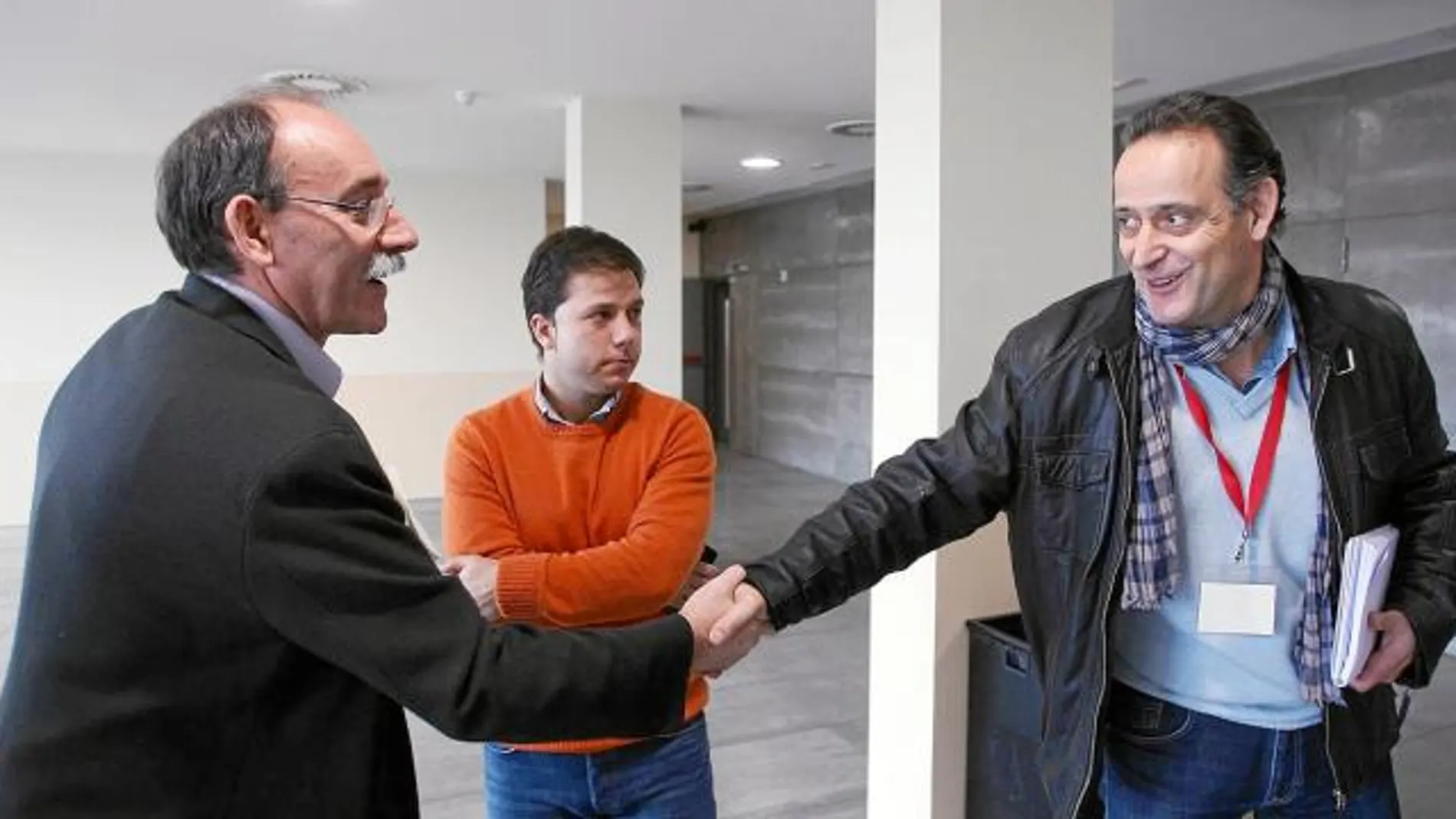 El secretario provincial del PSOE, Mario Bedera, saluda al subdelegado del Gobierno en funciones en Valladolid, Cecilio Vadillo, antes de comenzar el Comité Extraordinario