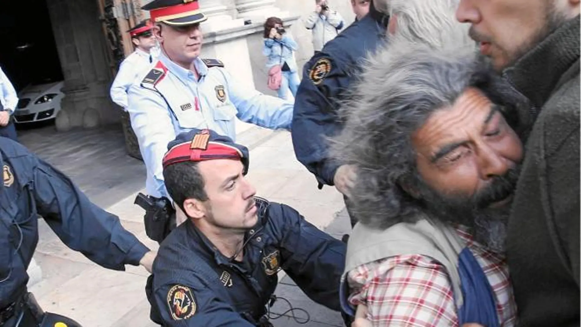 Los «yayoflautas» intentan invadir el Palau de la Generalitat