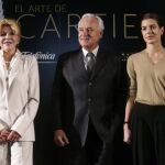 La baronesa Carmen Thyssen, junto al presidente de Cartier Internacional, Bernard Fornás, y Carlota Casiraghi (i) hoy en Madrid durante la presentación en el Museo Thyssen de la exposición "El arte de Cartier"