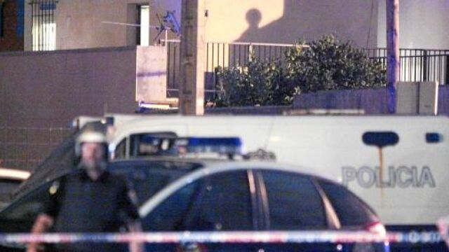 La Policía Nacional registró ayer el piso de la Línea de la Concepción donde vivía el ciudadano turco y en el que se han encontrado 100 gramos de explosivos y un zulo vacío