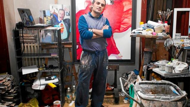 El pintor Gonzalo Goytisolo en su estudio ante su último cuadro