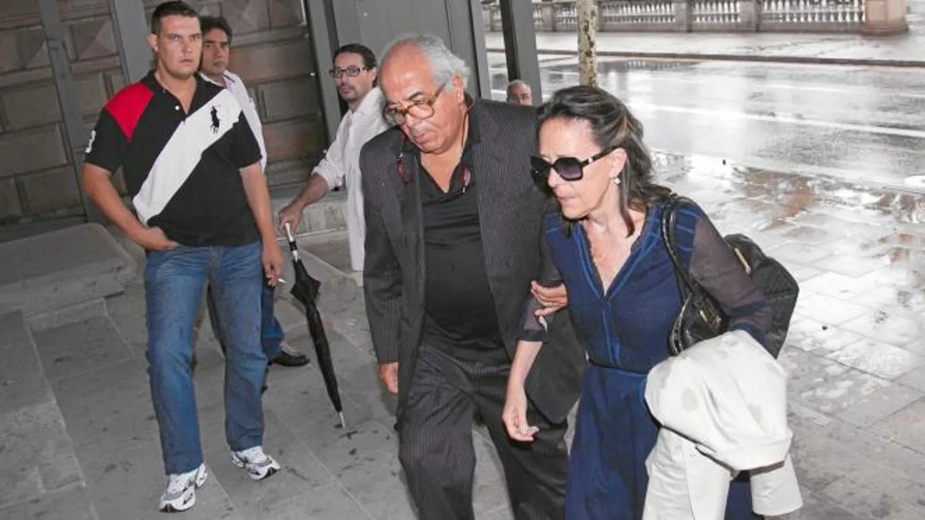 Carlos Morín y su esposa, María Luisa Duran, a su entrada ayer a la Audiencia de Barcelona