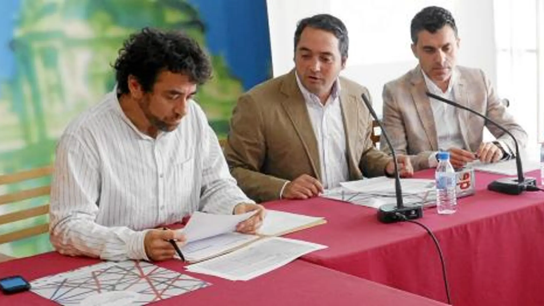 Gómez flanqueado por Salcedo (izq), director del Festival Internacional de Títeres, y Lorca, director general de Industrias Culturales