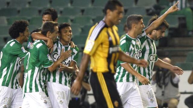 El centrocampista del Real Betis, Salva Sevilla (2d), celebra su gol, segundo de su equipo, con la afición, durante el partido,