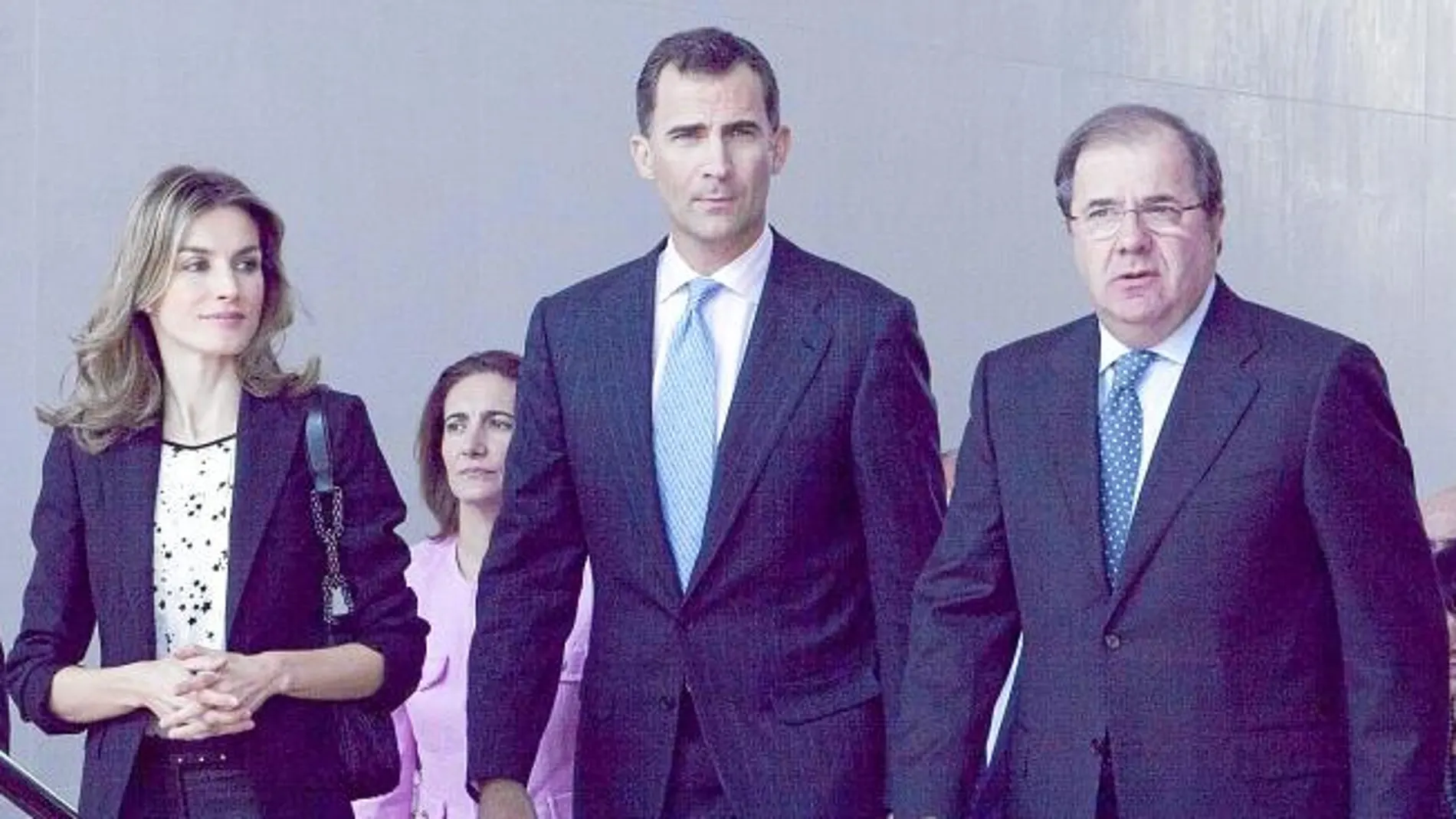 Los Príncipes y el presidente de Castilla y León, Juan Vicente Herrera, antes de iniciar la presentación de la Fundación.
