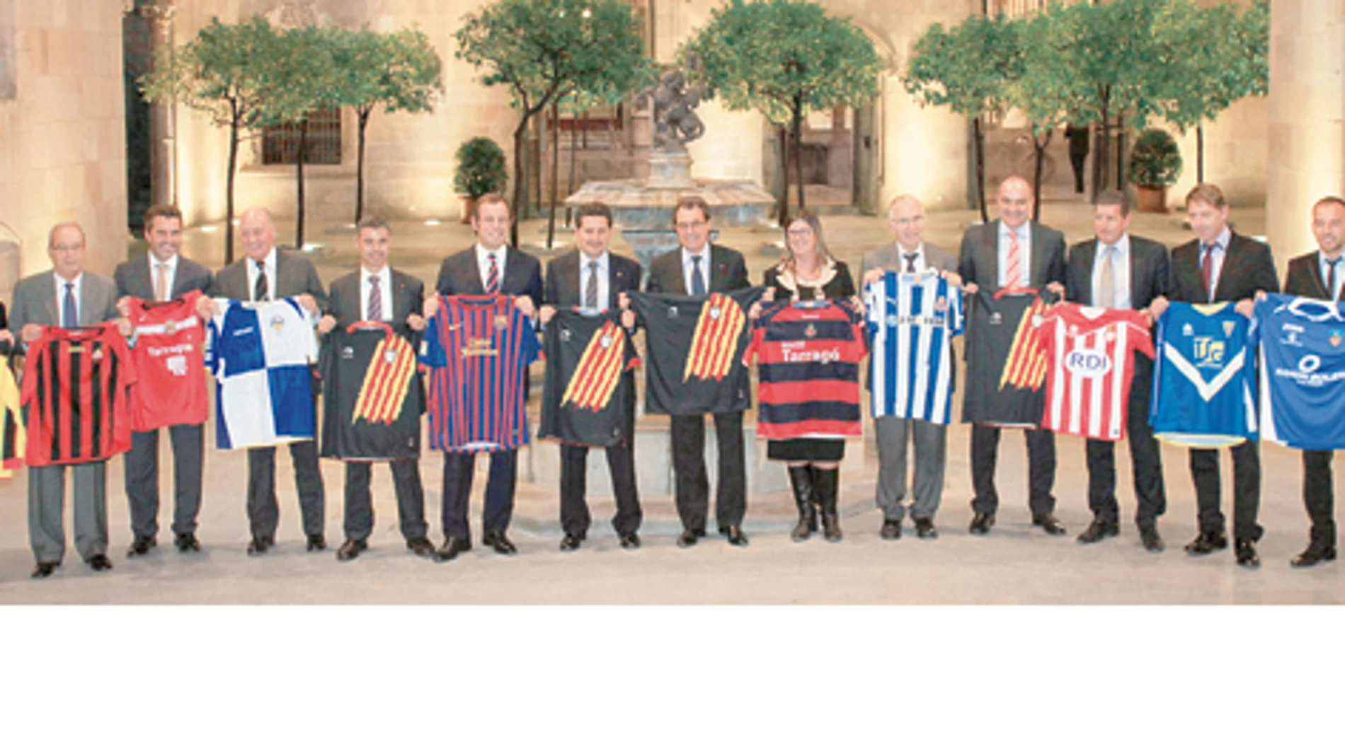 Representantes de los equipos que acudieron el pasado lunes al llamamiento de Artur Mas para crear una selección catalana de fútbol