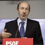 Rubalcaba acusa al Gobierno de deteriorar España con su ofensiva contra las Comunidades