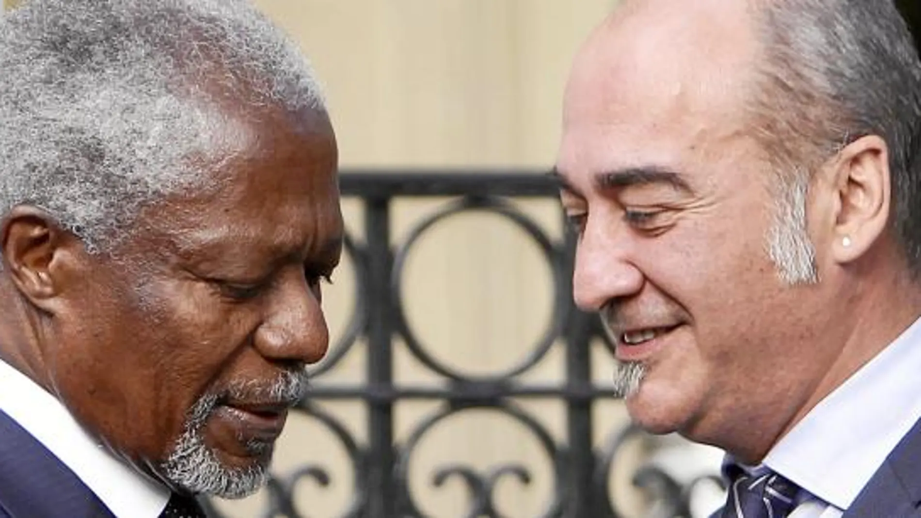 El ex secretario general de la ONU Kofi Annan, con el diputado general de Guipúzcoa, Martin Garitano, en San Sebastián