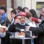 El mensaje sindical: «Ahora a tomar cervezas» al son de la Internacional